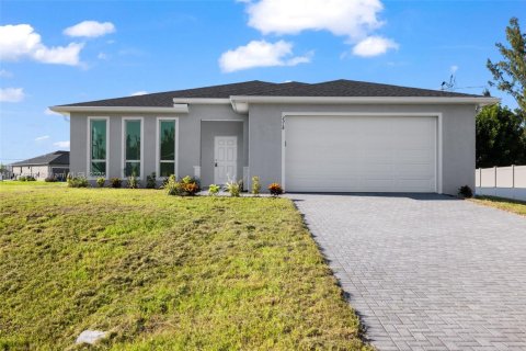 Villa ou maison à vendre à Cape Coral, Floride: 4 chambres, 178.47 m2 № 1860082 - photo 1