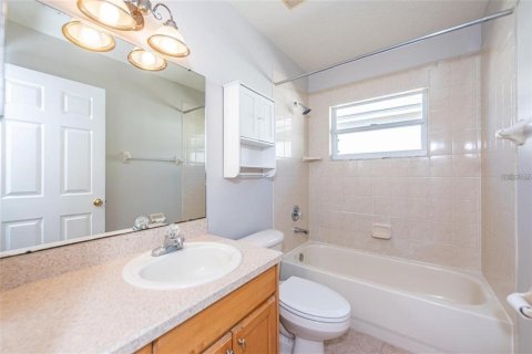 House in Valrico, Florida 5 bedrooms, 223.89 sq.m. № 2213738 - photo 17