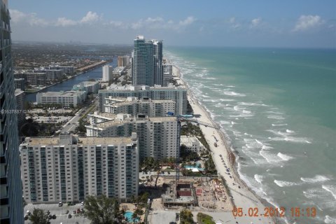 Кондоминиум с 2 спальнями в Халландейл-Бич, Флорида № 1980847