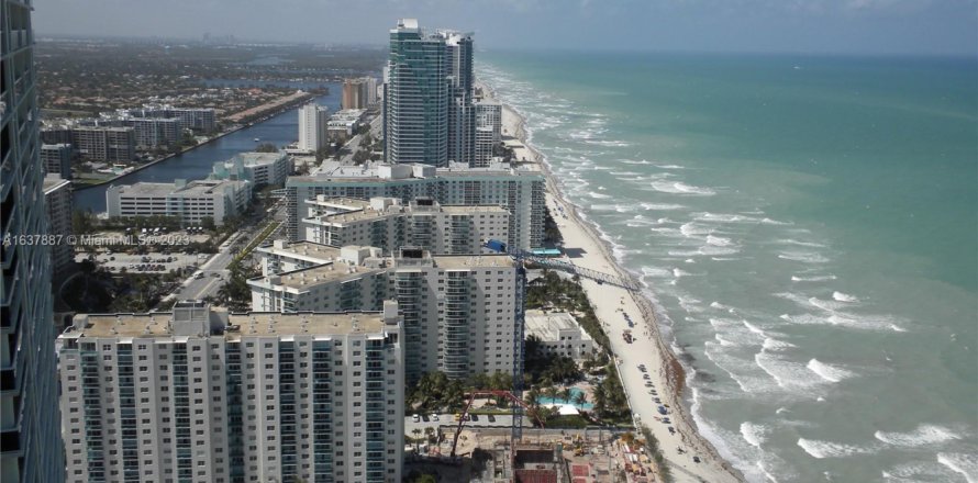 Кондоминиум с 2 спальнями в Халландейл-Бич, Флорида № 1980847