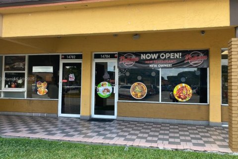 Propiedad comercial en venta en Miami, Florida № 1959373 - foto 1