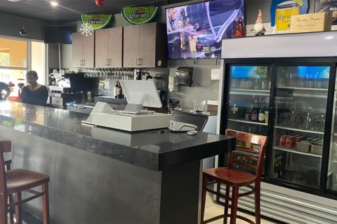 Propiedad comercial en venta en Miami, Florida № 1959373 - foto 4