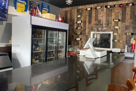 Propiedad comercial en venta en Miami, Florida № 1959373 - foto 8