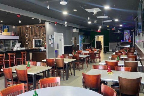 Propiedad comercial en venta en Miami, Florida № 1959373 - foto 2