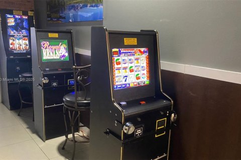 Propiedad comercial en venta en Miami, Florida № 1959373 - foto 10