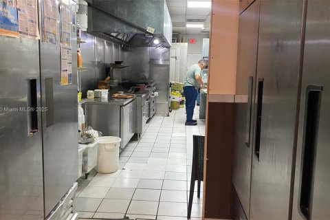 Propiedad comercial en venta en Miami, Florida № 1959373 - foto 9