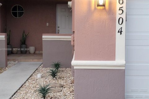 Townhouse in Miami, Florida 3 bedrooms, 146.79 sq.m. № 2075221 - photo 8