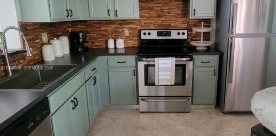 Townhouse in Miami, Florida 3 bedrooms, 146.79 sq.m. № 2075221