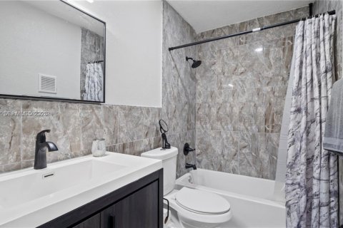 Купить таунхаус в Майами-Гарденс, Флорида 3 спальни, 126.81м2, № 1989483 - фото 19