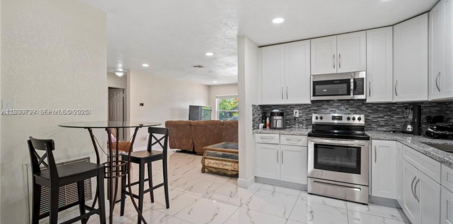 Таунхаус в Майами-Гарденс, Флорида 3 спальни, 126.81м2 № 1989483