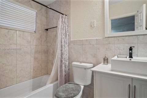 Купить таунхаус в Майами-Гарденс, Флорида 3 спальни, 126.81м2, № 1989483 - фото 14