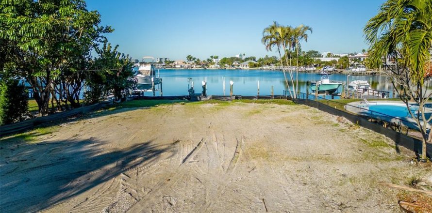 Land in Treasure Island, Florida № 1525210