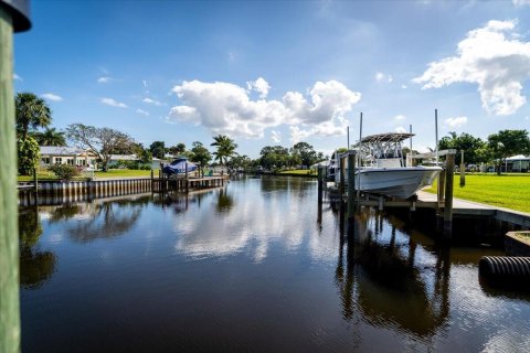 House in Stuart, Florida 4 bedrooms, 265.51 sq.m. № 1077066 - photo 1