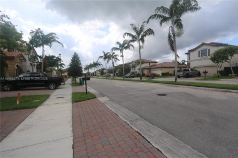 House in Homestead, Florida 4 bedrooms, 180.23 sq.m. № 1956982 - photo 5