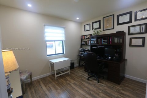 House in Homestead, Florida 4 bedrooms, 180.23 sq.m. № 1956982 - photo 11
