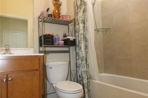 House in Homestead, Florida 4 bedrooms, 180.23 sq.m. № 1956982 - photo 24