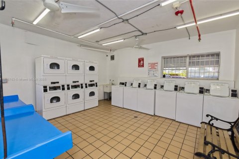 Condo in Hialeah, Florida, 2 bedrooms № 1959988 - photo 22