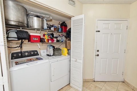 Condo in Hialeah, Florida, 2 bedrooms № 1959988 - photo 11