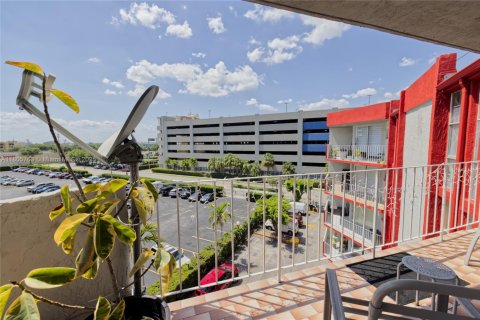 Condo in Hialeah, Florida, 2 bedrooms № 1959988 - photo 19