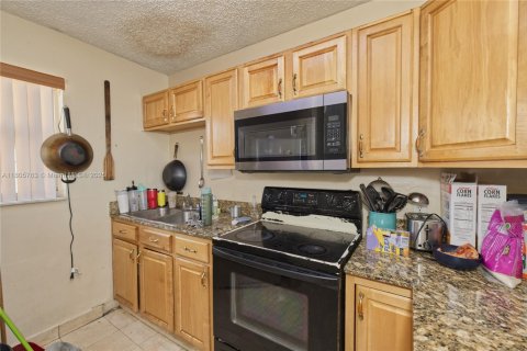 Condo in Hialeah, Florida, 2 bedrooms № 1959988 - photo 10