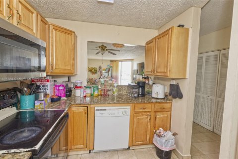 Condo in Hialeah, Florida, 2 bedrooms № 1959988 - photo 9