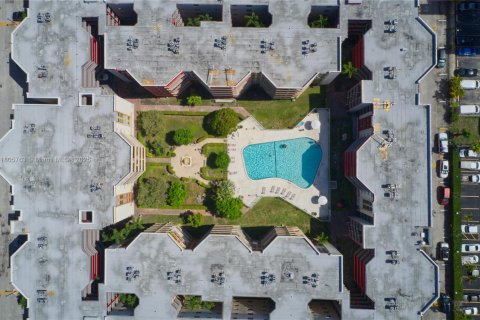 Condo in Hialeah, Florida, 2 bedrooms № 1959988 - photo 2
