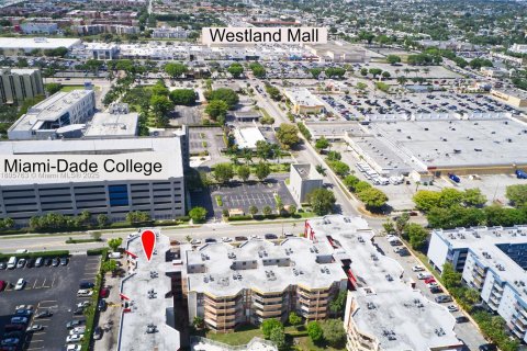 Condo in Hialeah, Florida, 2 bedrooms № 1959988 - photo 4