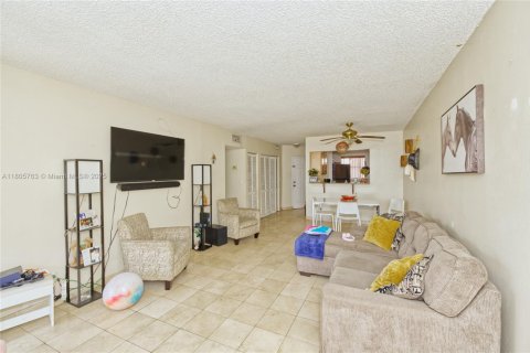 Condo in Hialeah, Florida, 2 bedrooms № 1959988 - photo 7