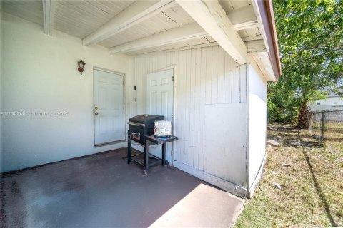 House in Fort Lauderdale, Florida 3 bedrooms, 80.27 sq.m. № 1823639 - photo 2