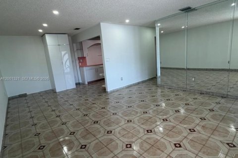 House in Miami, Florida 6 bedrooms, 236.53 sq.m. № 2170237 - photo 12