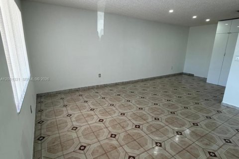 House in Miami, Florida 6 bedrooms, 236.53 sq.m. № 2170237 - photo 11
