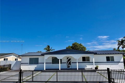 House in Miami, Florida 6 bedrooms, 236.53 sq.m. № 2170237