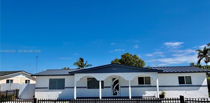 House in Miami, Florida 6 bedrooms, 236.53 sq.m. № 2170237