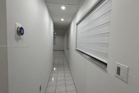 House in Miami, Florida 6 bedrooms, 236.53 sq.m. № 2170237 - photo 19