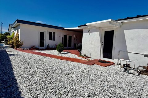 House in Miami, Florida 6 bedrooms, 236.53 sq.m. № 2170237 - photo 3