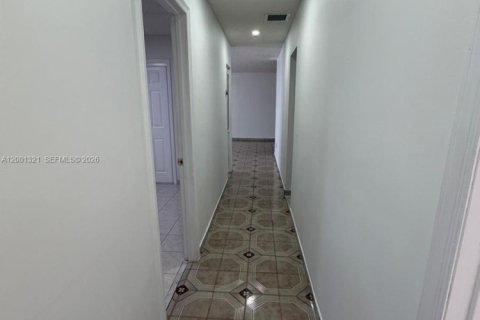 House in Miami, Florida 6 bedrooms, 236.53 sq.m. № 2170237 - photo 16
