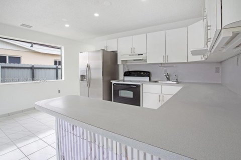 House in Miami, Florida 6 bedrooms, 236.53 sq.m. № 2170237 - photo 5