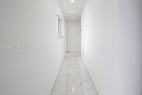 House in Miami, Florida 6 bedrooms, 236.53 sq.m. № 2170237 - photo 7
