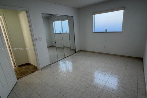 House in Miami, Florida 6 bedrooms, 236.53 sq.m. № 2170237 - photo 18