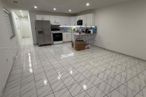 House in Miami, Florida 6 bedrooms, 236.53 sq.m. № 2170237 - photo 25
