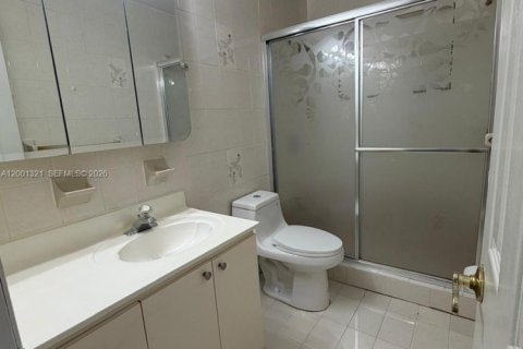 House in Miami, Florida 6 bedrooms, 236.53 sq.m. № 2170237 - photo 17
