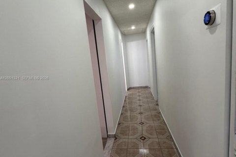 House in Miami, Florida 6 bedrooms, 236.53 sq.m. № 2170237 - photo 13