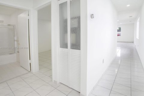 House in Miami, Florida 6 bedrooms, 236.53 sq.m. № 2170237 - photo 8