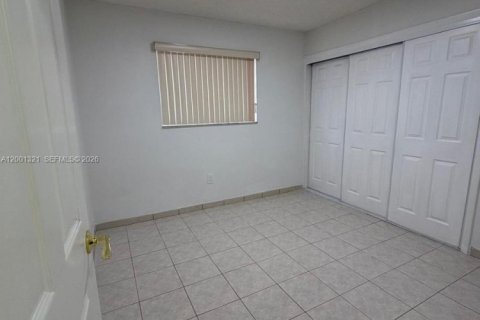 House in Miami, Florida 6 bedrooms, 236.53 sq.m. № 2170237 - photo 14