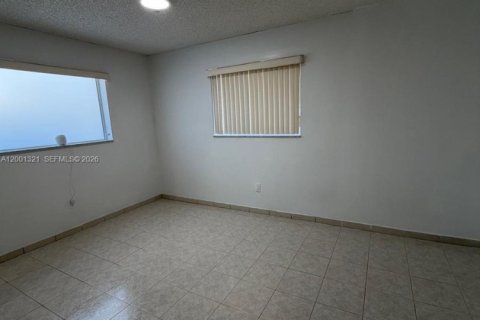 House in Miami, Florida 6 bedrooms, 236.53 sq.m. № 2170237 - photo 15