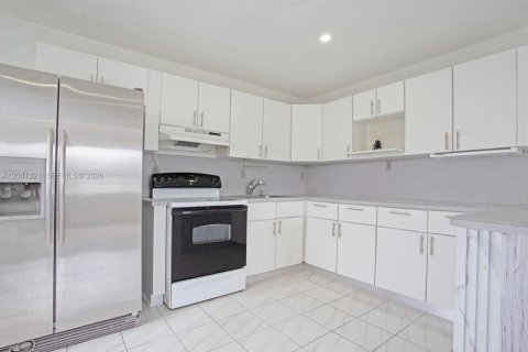 House in Miami, Florida 6 bedrooms, 236.53 sq.m. № 2170237 - photo 6