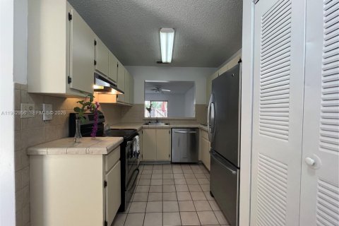 Touwnhouse à louer à Pembroke Pines, Floride: 2 chambres, 103.4 m2 № 2023833 - photo 2