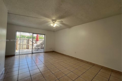 Touwnhouse à louer à Pembroke Pines, Floride: 2 chambres, 103.4 m2 № 2023833 - photo 4