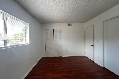 Touwnhouse à louer à Pembroke Pines, Floride: 2 chambres, 103.4 m2 № 2023833 - photo 11