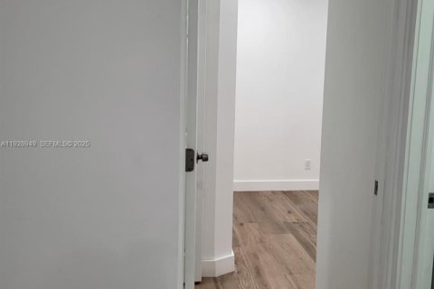 Apartment in Sweetwater, Florida 1 bedroom № 1987845 - photo 13